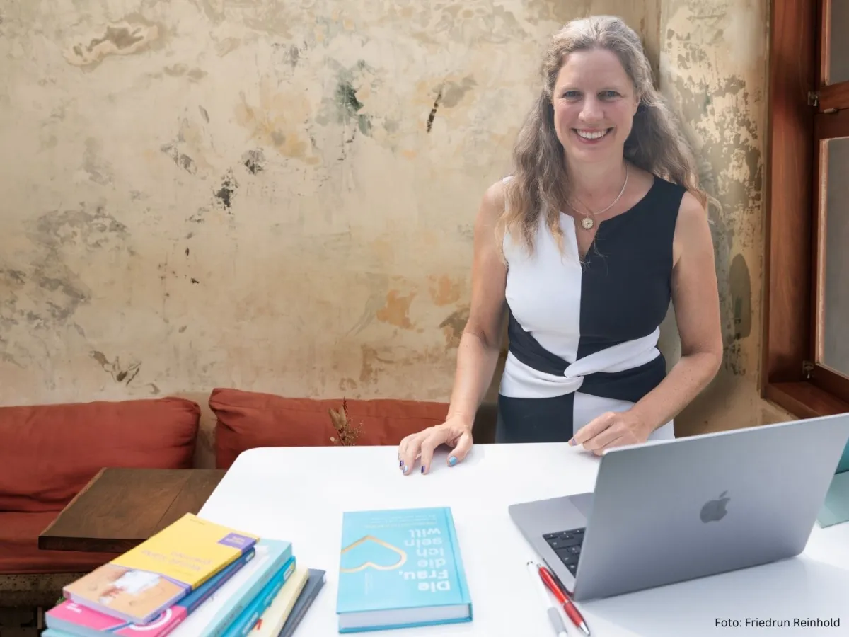 Buch-Mentorin und Ghostwriterin Daniela Landgraf (© Friedrun Reinhold, Hintergrund Canva)