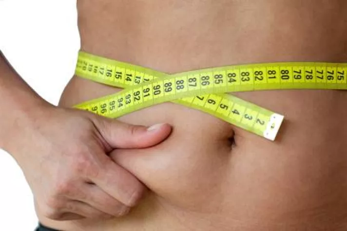 Bild: Bauchspeck trotz Sport? Mit der richtigen Energiebilanz erfolgreich abnehmen