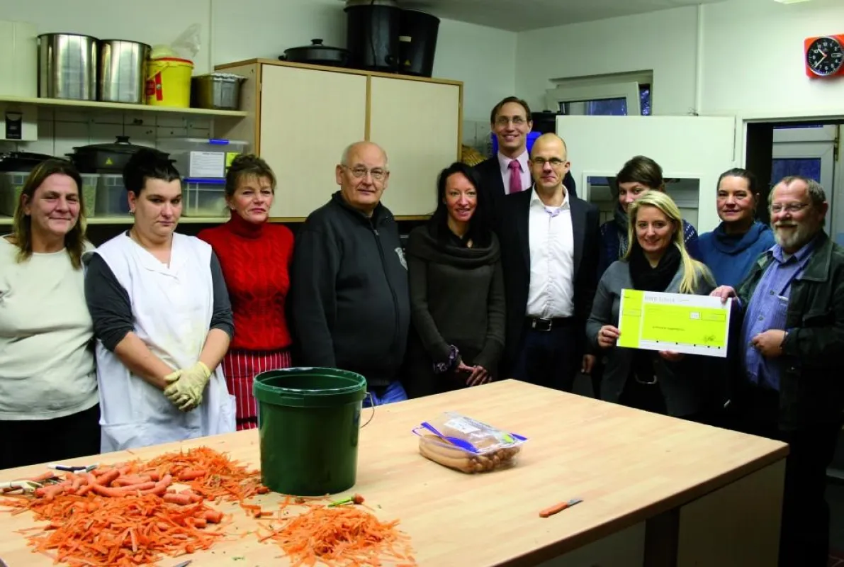 Das Team der Herner Suppeküche freut sich über die Spende des NWB Verlags.