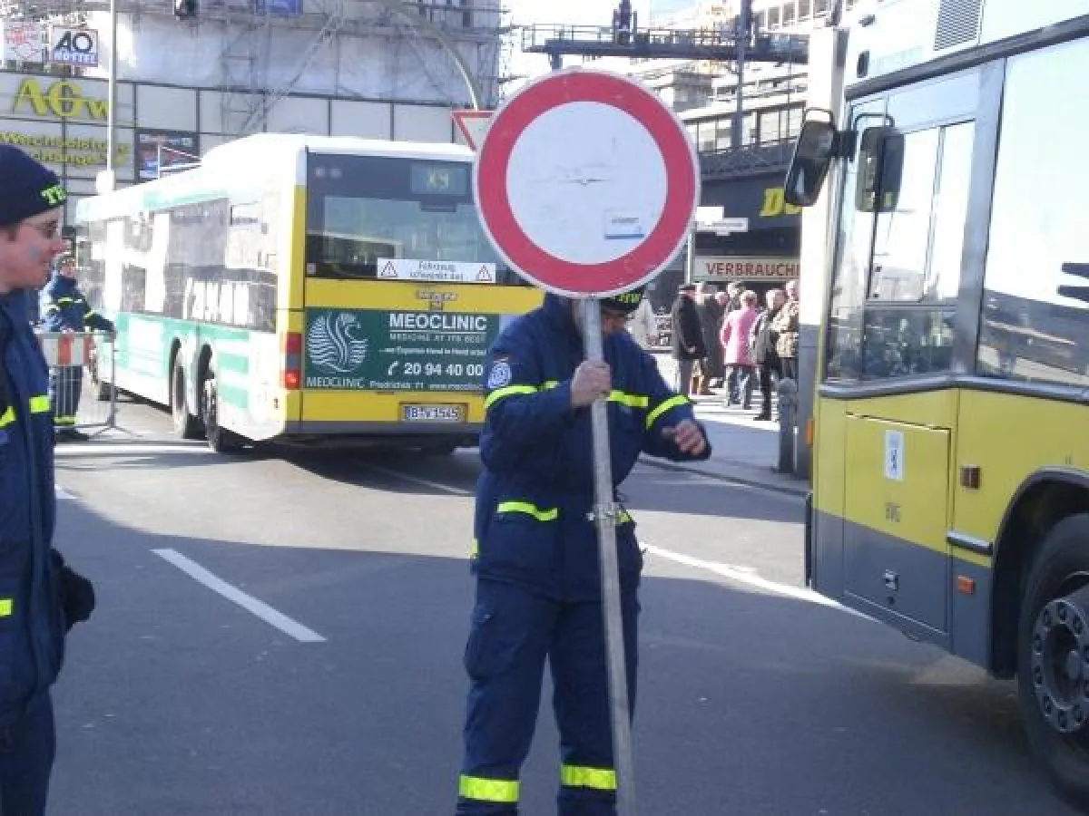 Noch ein Bus, dann ist Schluß - THW-Helfer sperren Straße für den Karnevalsumzug