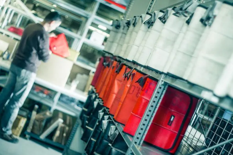 Eine heißer als die andere: Taschen von Feuerwear Bild: Eine heißer als die andere: Taschen von Feuerwear