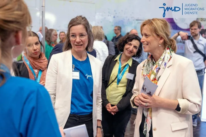 Jugendmigrationsdienste trafen Bundesjugendministerin Prien beim DJHT 2025 in Leipzig Bild: Jugendmigrationsdienste trafen Bundesjugendministerin Prien beim DJHT 2025 in Leipzig