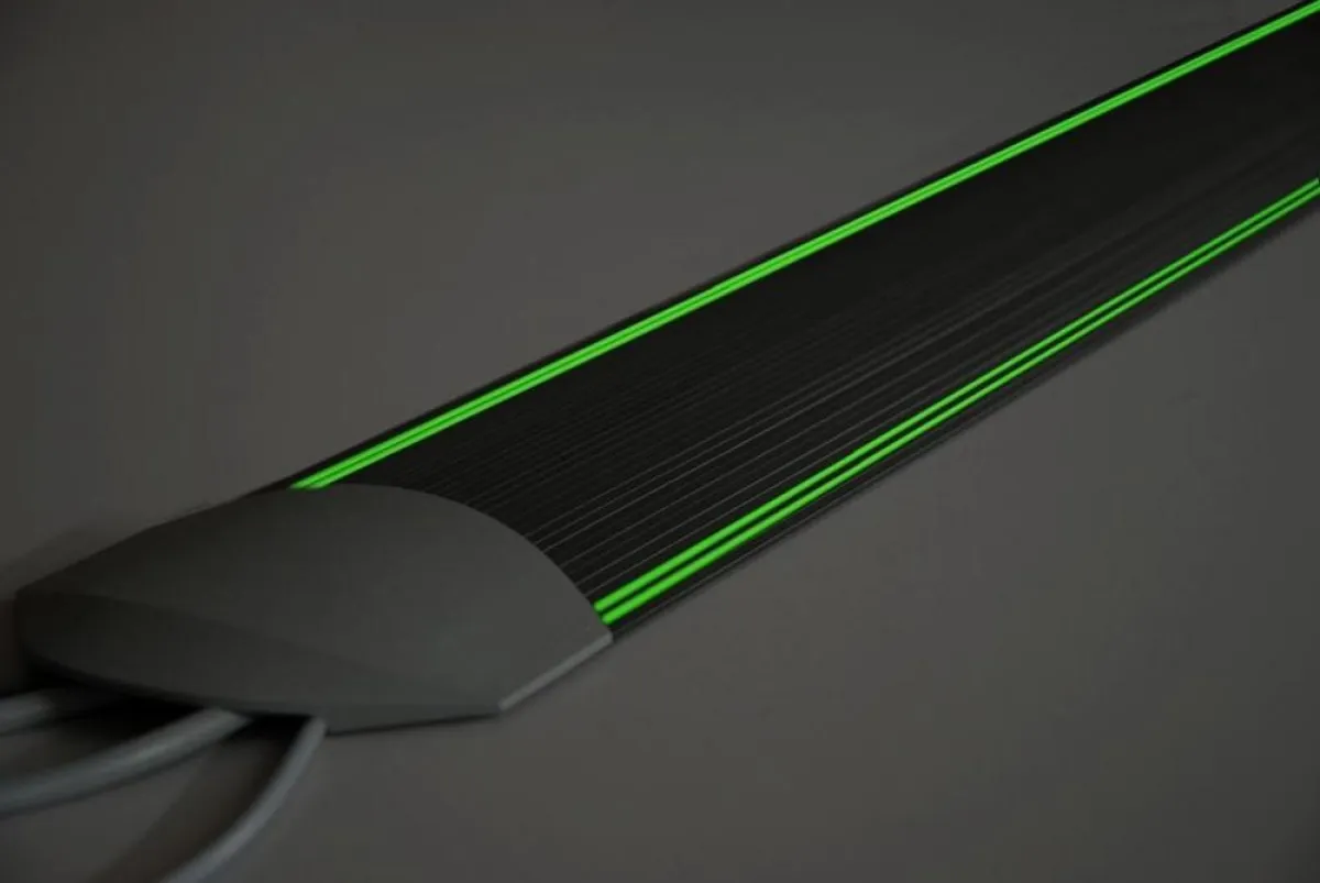 Nachleuchtende Signalstreifen kennzeichnen die Kabelbrücke bei Dämmerung oder Dunkelheit