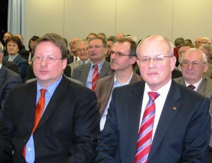 CDU Sozialausschüsse diskutieren mit Volker Kauder über Grundgesetzänderung für Langzeitarbeitslose Bild: CDU Sozialausschüsse diskutieren mit Volker Kauder über Grundgesetzänderung für Langzeitarbeitslose