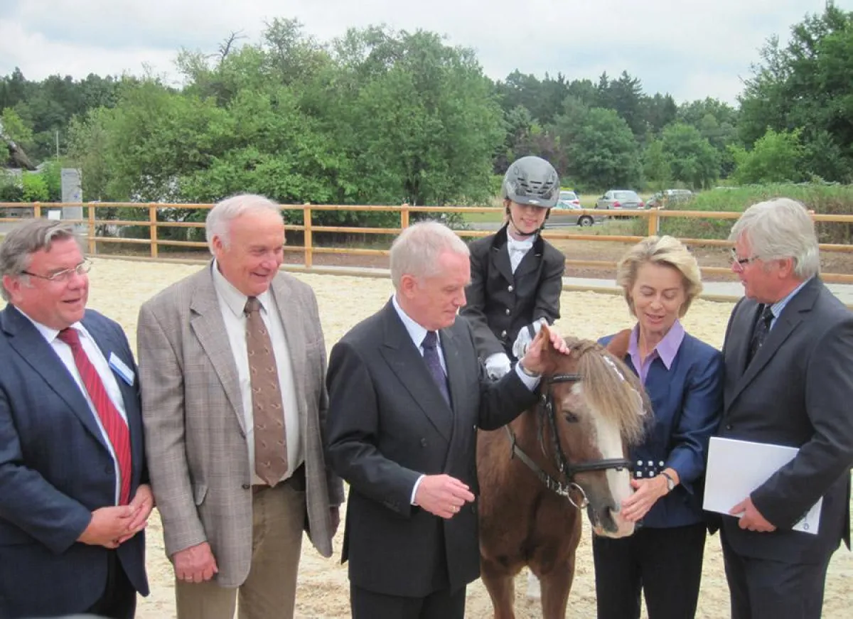 Ministerin von der Leyen (2.v.r.) mit Lebenshilfe-Vorstand Gerhard John (l.) u. Werner Otto (2.v.l.)