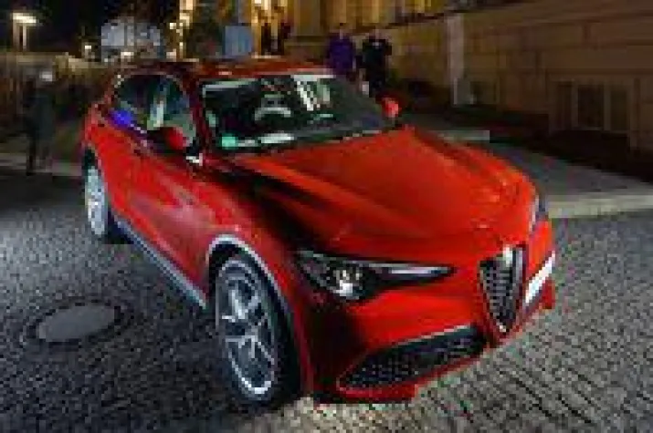 Pressefotos: Alfa Romeo bei Gianni Versace, Retrospective Bild: Pressefotos: Alfa Romeo bei Gianni Versace, Retrospective