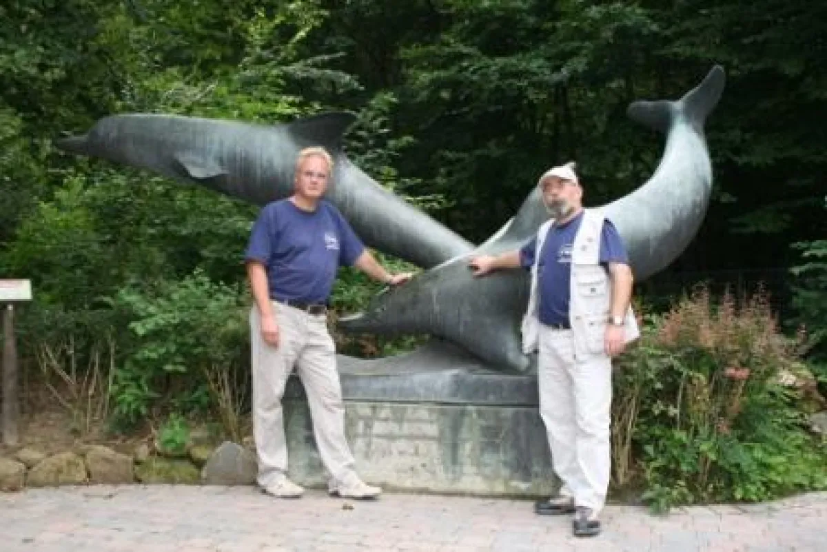 WDSF-Geschäftsführer Jürgen Ortmüller (lks) und Wal- und Delfinschützer Andreas Morlok vor dem Münsteraner Delfinarium