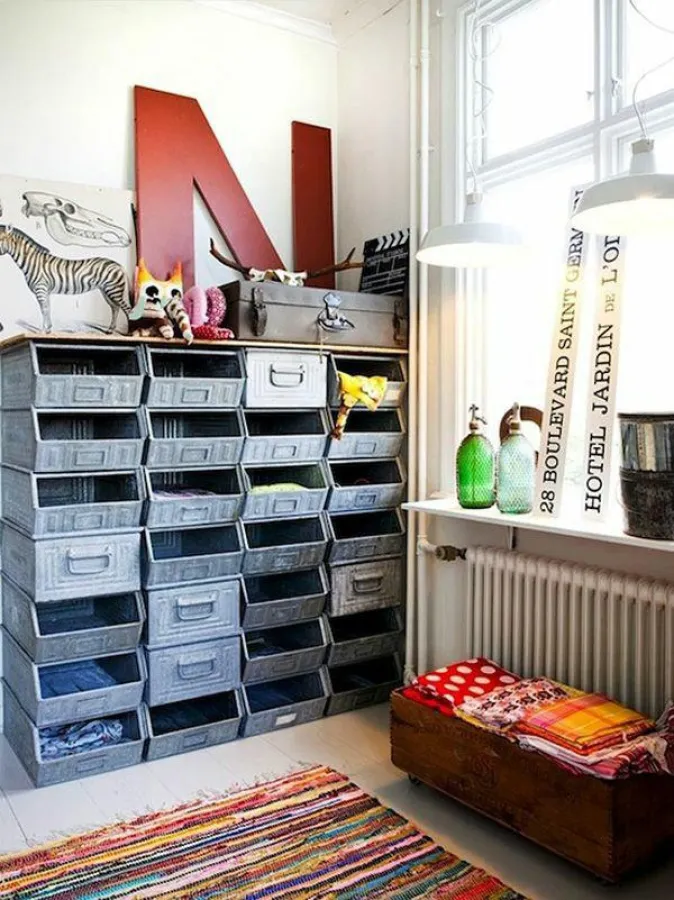 Metallbehälter, ideal wenn mit Frontöffnung, als alternativer Kleiderschrank