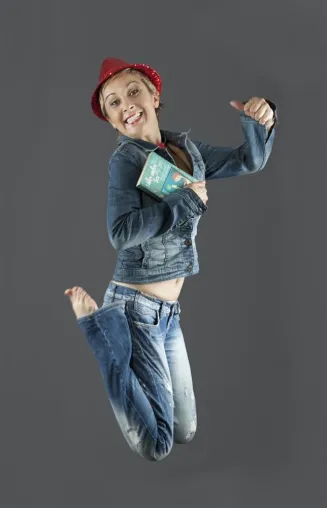 Bild: Tatjana Meissner hält es druckfrisch in den Händen und freut sich riesig!