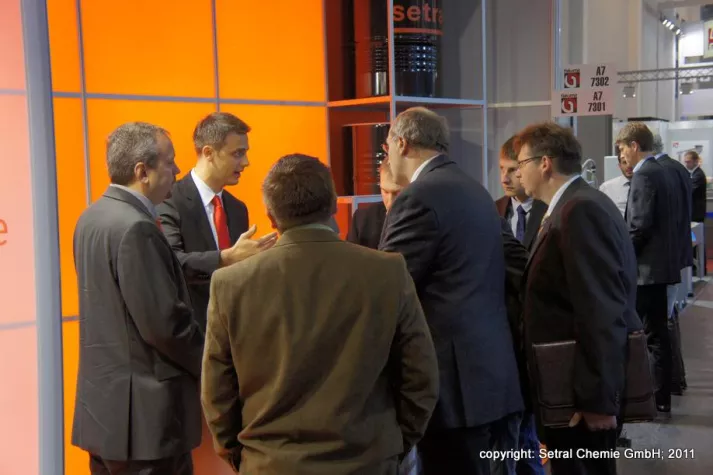 Bild: Geballte Schmierstoffkompetenz in Schwarz und Orange