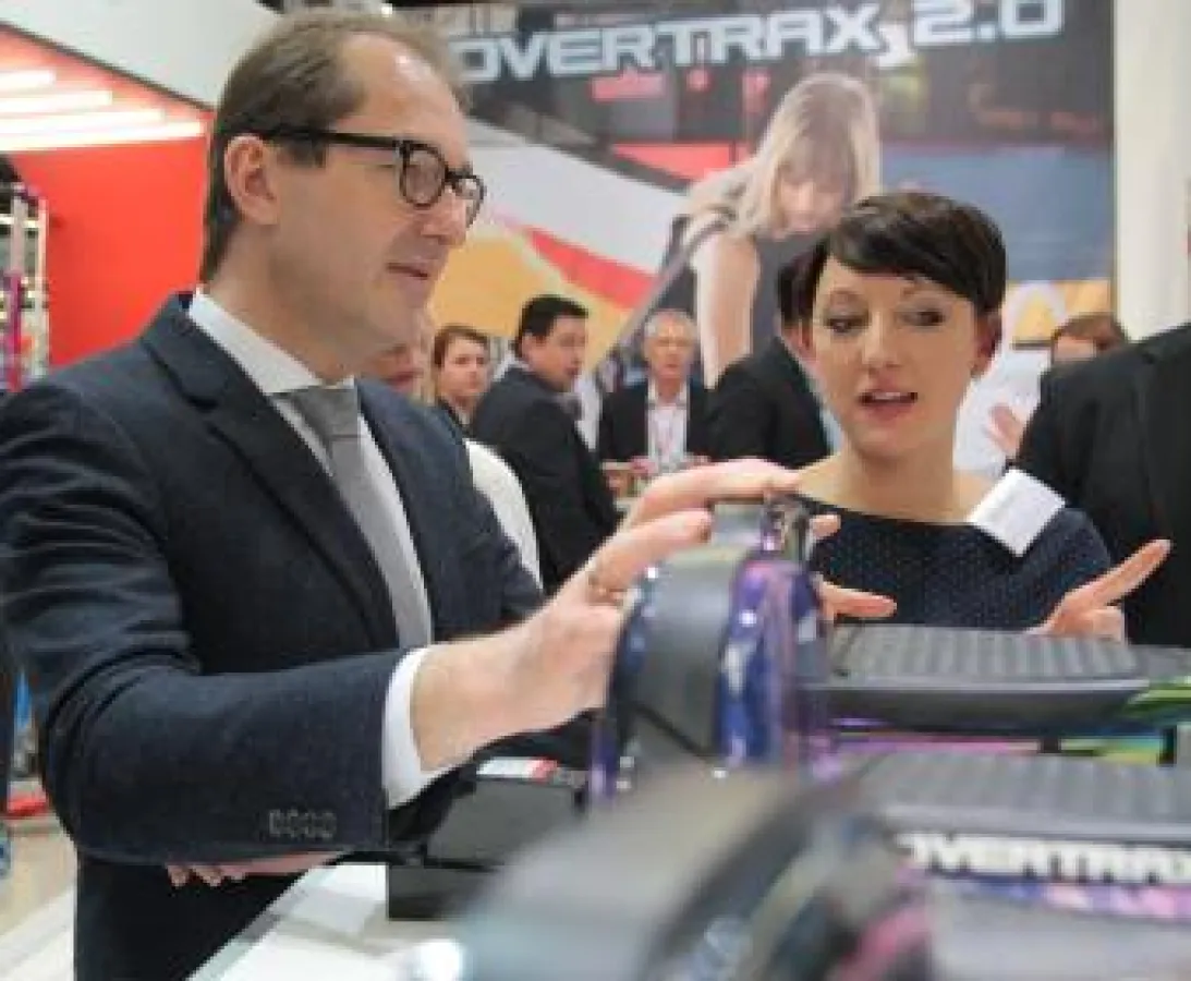 Bundesverkehrsminister Alexander Dobrindt testet Razor Hovertrax 2.0 auf der Spielwarenmesse 2017