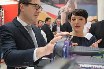 Bundesverkehrsminister Alexander Dobrindt testet Razor Hovertrax 2.0 auf der Spielwarenmesse 2017 Bild: Bundesverkehrsminister Alexander Dobrindt testet Razor Hovertrax 2.0 auf der Spielwarenmesse 2017
