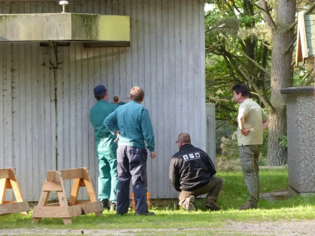 Mitarbeiter der Nationalpark-Werkstatt und des zuständigen Reviers Schwarzenhof verschließen die Ein