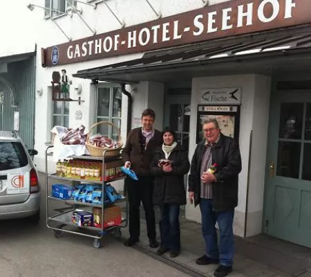 Bild: Ausgelassene Freude: Hotel Seehof spendet an die Herrschinger Tafel