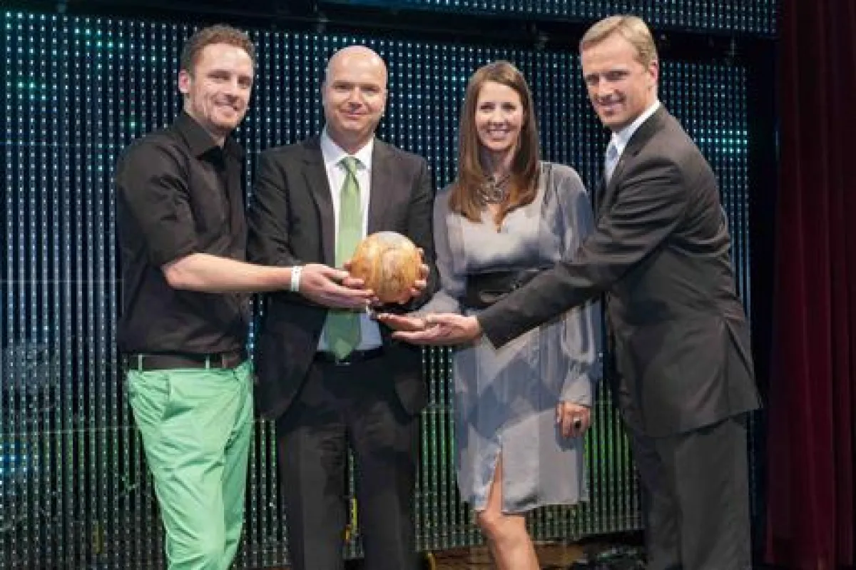 Laudatoren Dana Schwieger und Dr. Wolfram v. Fritsch mit den Preisträgern Kommunikation 2011, Fotogr