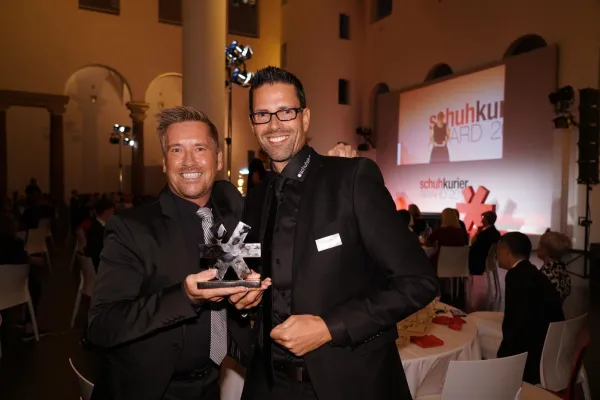 Bild: Oscar der Schuhbranche: schuhplus erhält schuhkurier AWARD 2019
