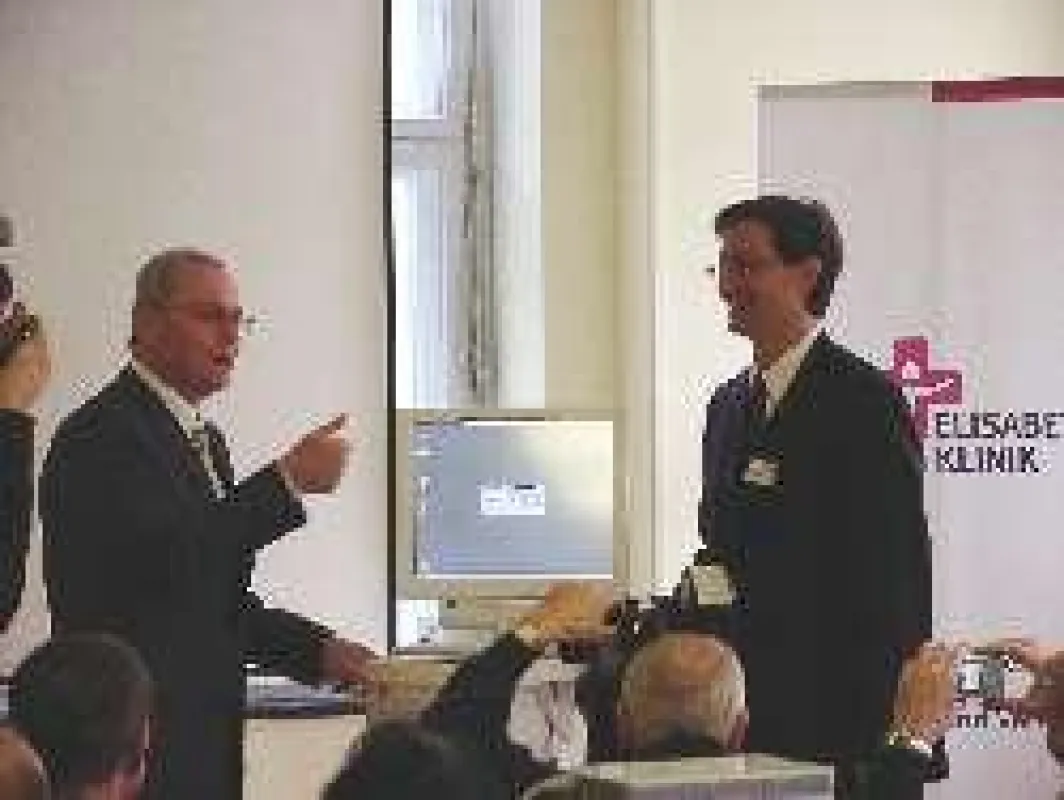 Rolf Schwanitz und Alexander Mommert nach dem Systemstart in der Elisabeth Klinik Berlin am 18.04.07 (Foto: TBZ)