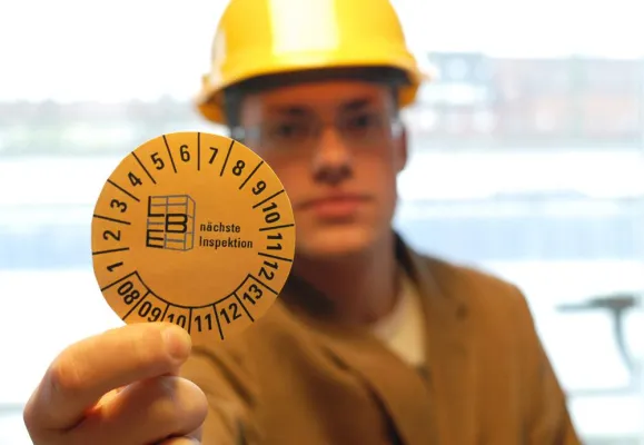 SCHULTE Lagertechnik bietet Regalinspektion als externe Dienstleistung Bild: SCHULTE Lagertechnik bietet Regalinspektion als externe Dienstleistung