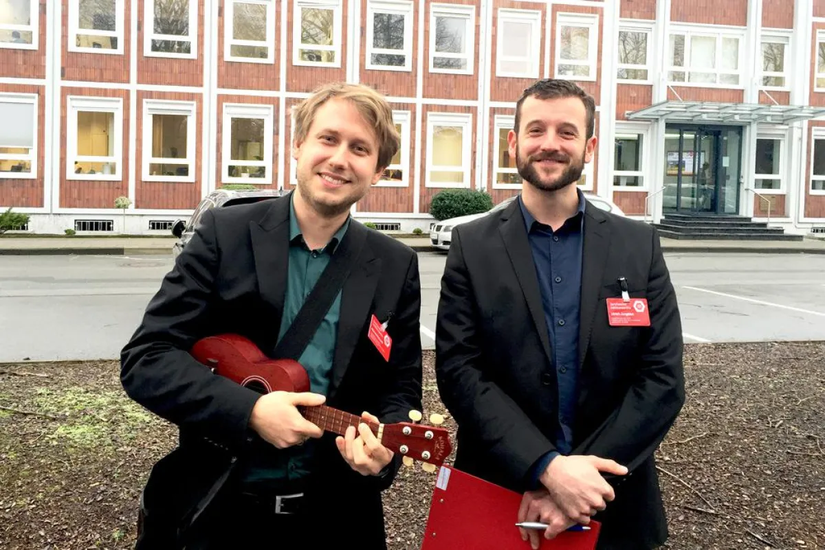 Die ?Jubiläumsprüfer? (v.l.n.r.) Marvin Meinold (Bielefeld) und Ulrich Jungblut (Frankfurt a.M.) sin