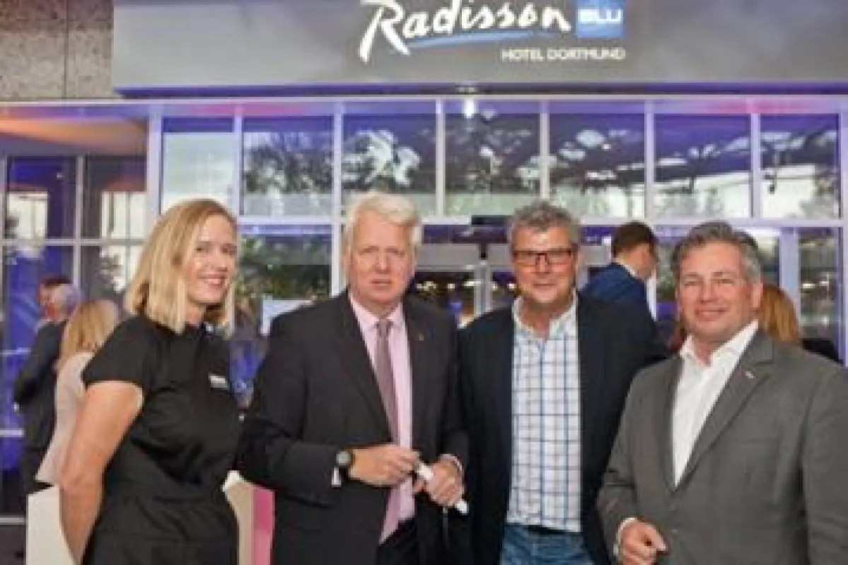 v.li: Nicole Langenberg (Radisson), Ullrich Sierau (OB), Norbert Dickel, Dieter Ullbricht (GM)