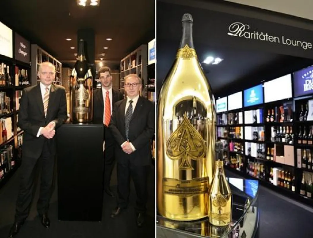 Links: Sven Zahn mit Jean-Jacques und Alexandre Cattier. Rechts: Die Midas-Flasche im Alsterhaus.