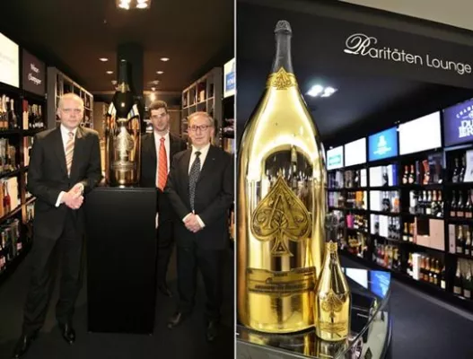 Bild: Die größte Champagnerflasche der Welt im Hamburger Alsterhaus