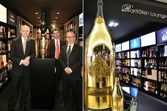 Bild: Die größte Champagnerflasche der Welt im Hamburger Alsterhaus