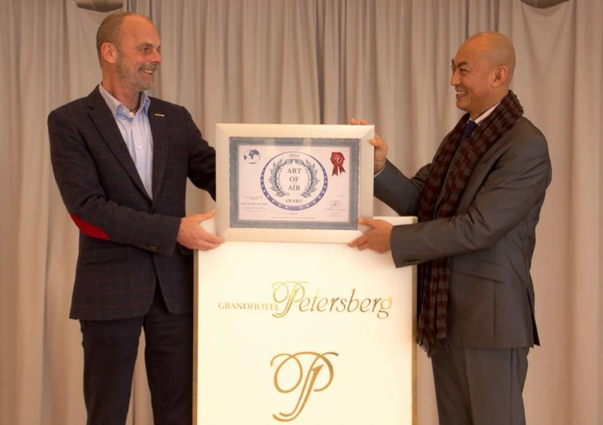 Dr. Jibin Chi (rechts), Präsident der Channel Biomedical Group und Direktor der CHI Awakening Academ