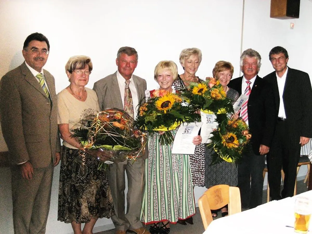 Max Gitterer jun. (rechts) mit Mitarbeitern und dem Obermeister der Friseur-Innung Cham Werner Irnstetter, sowie dem Geschäftsführer der Kreishandwerkerschaft Cham Theo Pregler (links)