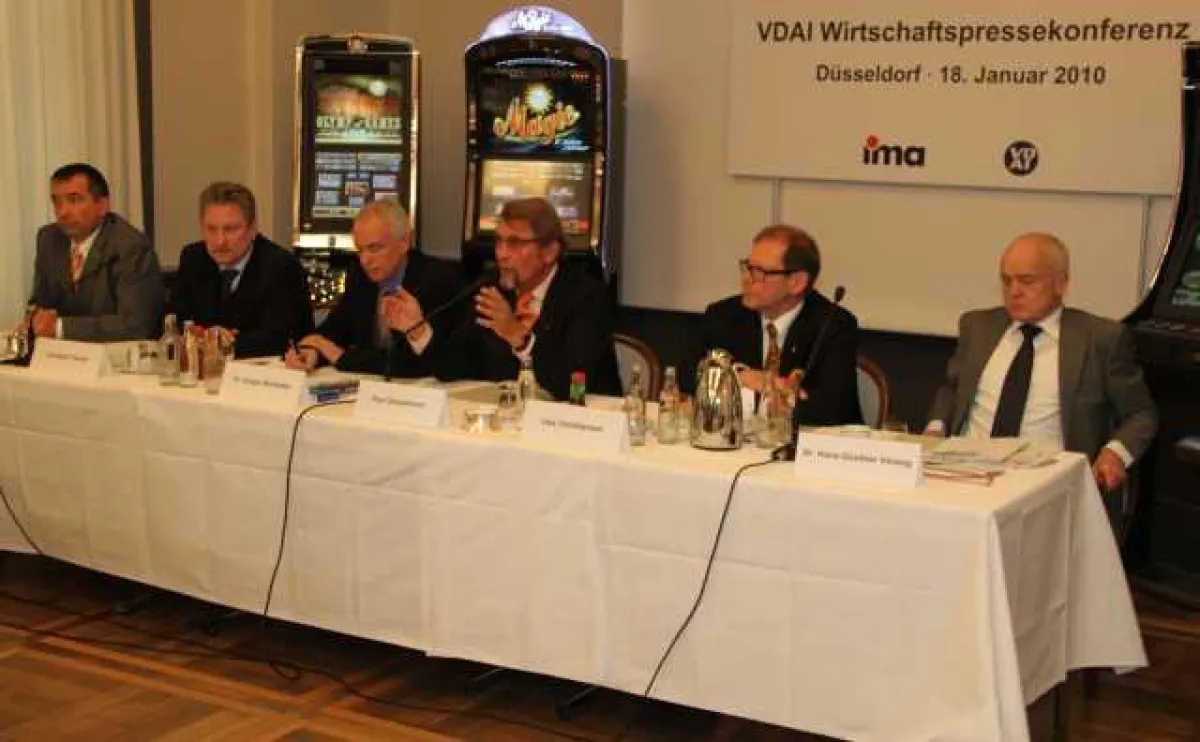 Hans-Joachim Erbel (Reed Exhibitions Deutschland GmbH),Christian Trenner (Vorsitzender Fachabt. Waren- und Leistungsautomaten des VDAI),Dr. Jürgen Bornecke (Geschäftsführer VDAI), Paul Gauselmann (Vor