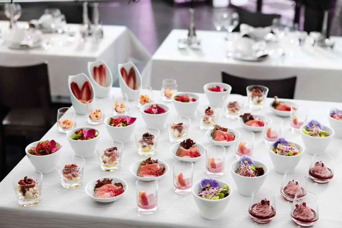 Originelle Miniaturen für repräsentative Buffets: Die Schälchen mit Pfiff sind aus hochwertigem Hotelporzellan. Und die Mini-Gläschen aus Kristallglas gibt es in vielerlei Variationen ? selbstverständ