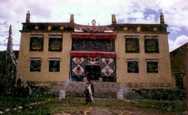 Bild: Schikanierung der Mönche des Klosters Rongpo in Tibet - Selbstmord eines älteren Mönches