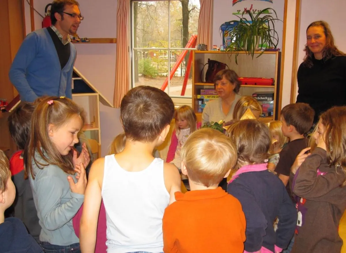 Ursula Pepper liest für Kinder in der Kita am Reesenbüttel (Foto: BürgerStiftung)
