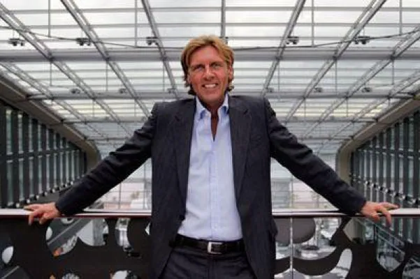 Bild: Grand Hotelier und Unternehmer Carsten K. Rath ist Kuratoriumsmitglied der Stiftung "Fly & Help"