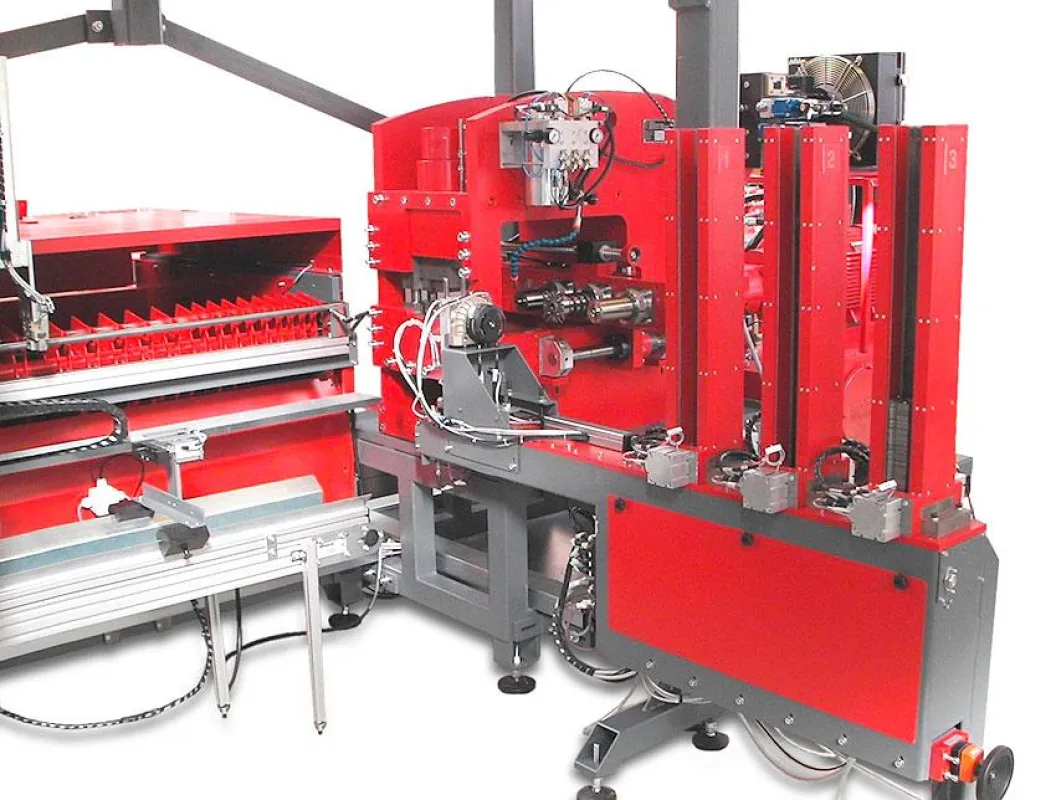 Automatisch beladene axiale Umformanlage inklusive Plattenmagazin und Handling