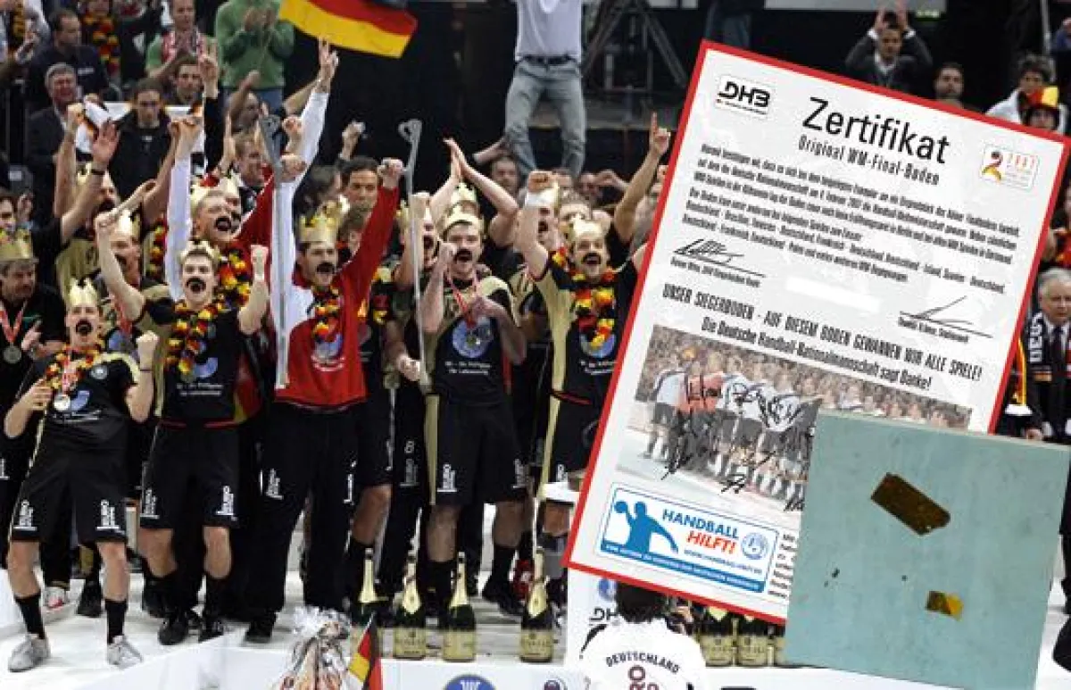 Der WM-Boden von 2007 mit deutlichen Spuren der Siegesfeier
