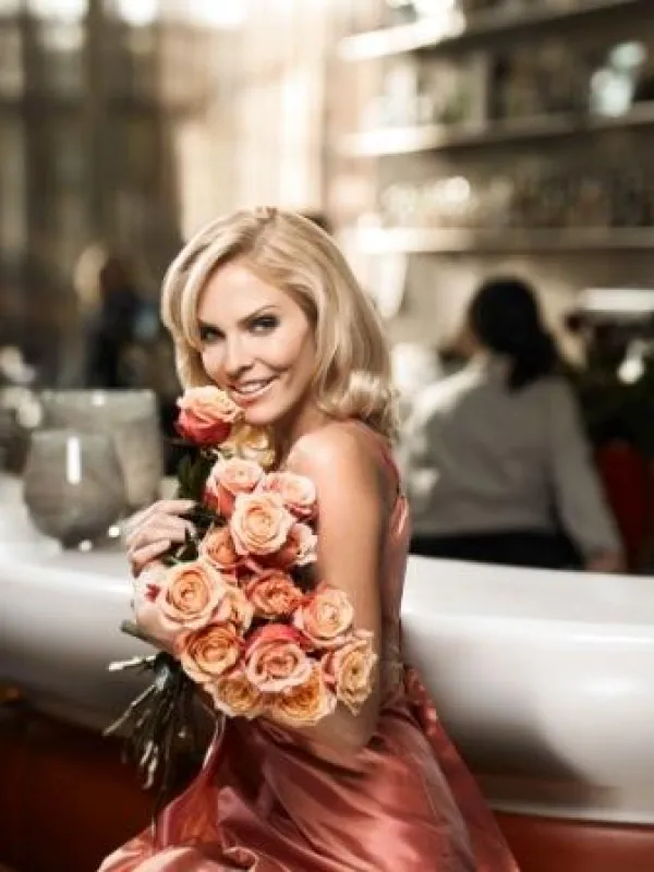 Sonya Kraus wirbt für das Herbal Essences Valentins-Special