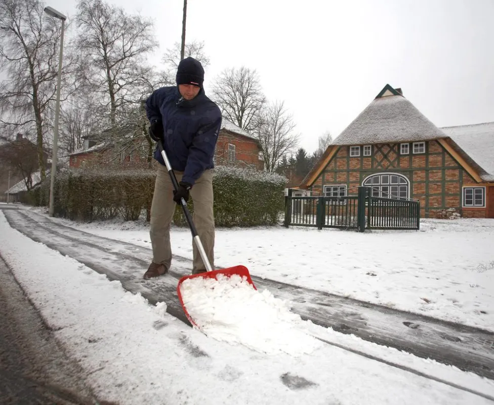 Eigentum verpflichtet: Bei Schnee und Glatteis müssen die Gehwege vor dem Haus geräumt und gestreut werden. Foto: Provinzial