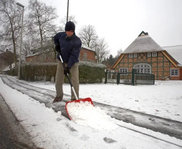 Schnee, Eis und Glätte: Wissenswertes rund um Räum- und Streupflicht Bild: Schnee, Eis und Glätte: Wissenswertes rund um Räum- und Streupflicht