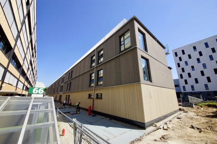Bild: Wegweisender ökologischer Schulneubau aus Holzmodulen in München-Neuperlach steht nach nur einem halben Jahr