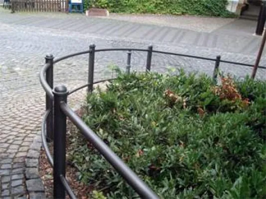 Bild: Stadtmöbel wie Holmgeländer in bewährter Systembauweise werden allen Situationen gerecht