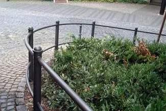 Bild: Stadtmöbel wie Holmgeländer in bewährter Systembauweise werden allen Situationen gerecht
