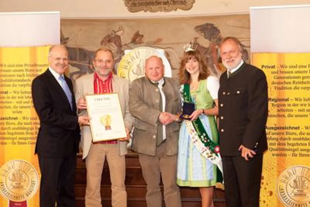 Mathias Hajensky , Braumeister Peter Bull, Geschäftsführer Dietrich Oechsner, und Hallertauer Hopfenkönigin Christina Thalmaier