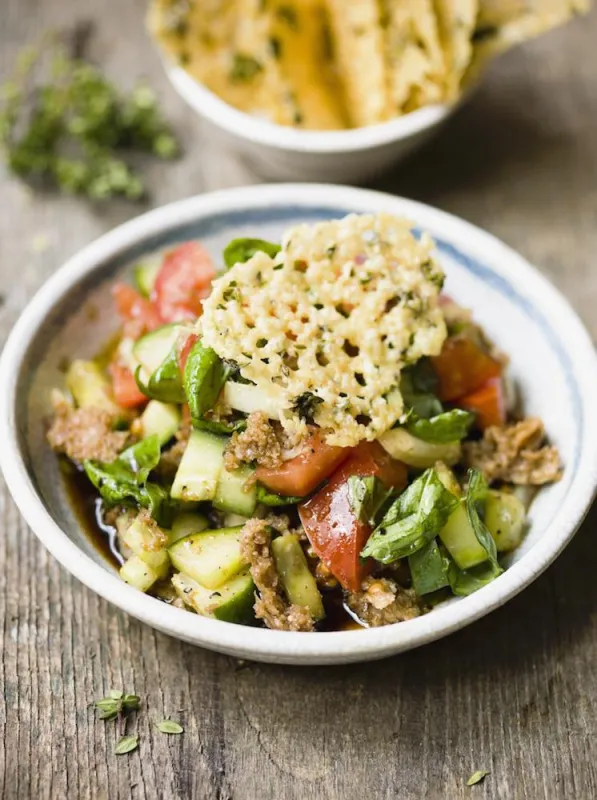 Gurkensalat mit Parmesanplätzchen