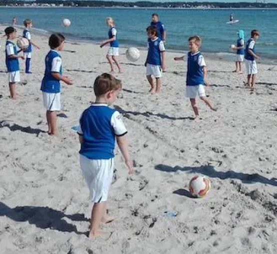 Kicken in den langen Ferien: Die Sommercamps der Akademie für Fußballkunst in der Lübecker Bucht Bild: Kicken in den langen Ferien: Die Sommercamps der Akademie für Fußballkunst in der Lübecker Bucht