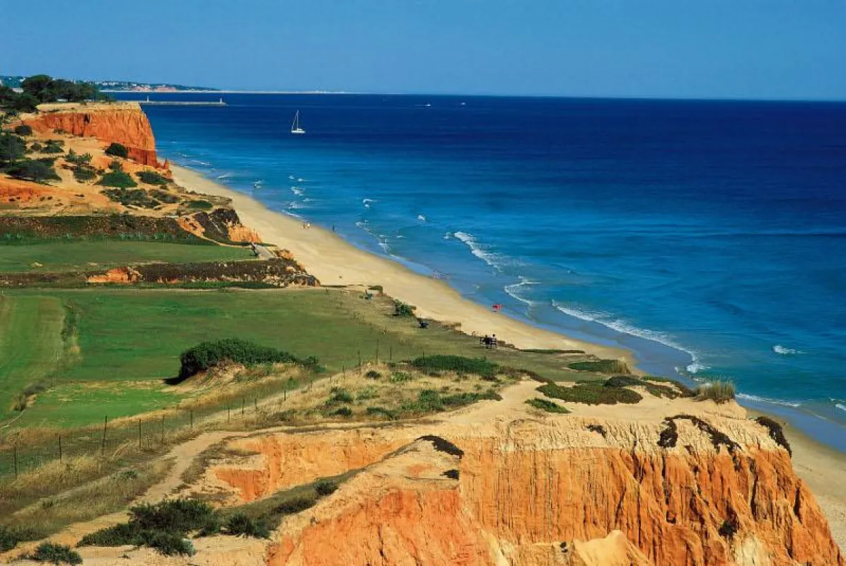 Die Algarve ist für ihre goldgelben Strände und faszinierenden Felsformationen berühmt. Copyright: Vistit Portugal/Jose Manuel