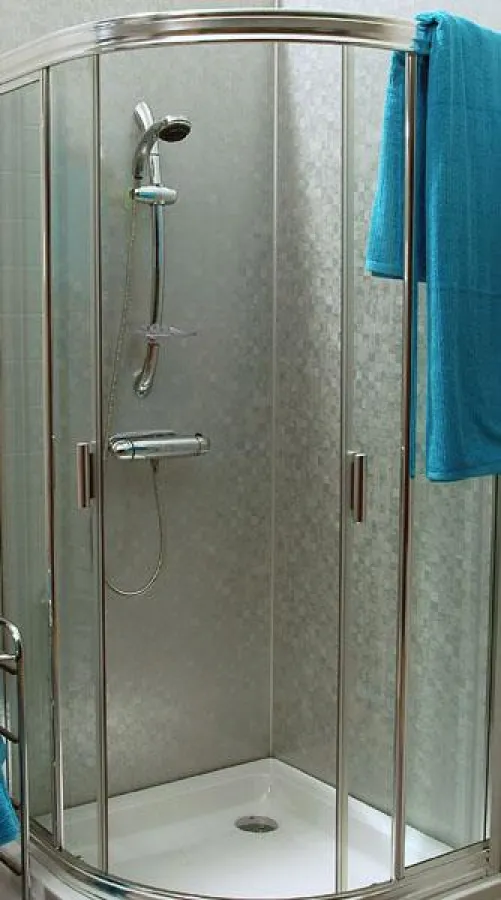 Duschwände erneuern in 4/6 Stunden, nie wieder verschimmelte Fugen