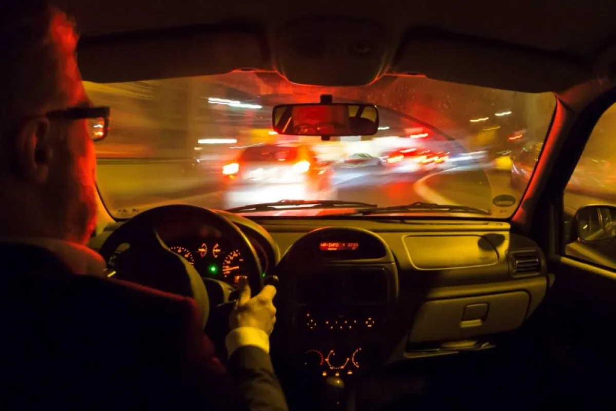 Verkratzte oder unzureichend entspiegelte Brillengläser - ein Risikofaktor im Verkehr