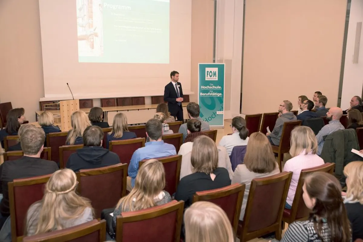 Geschaeftsleiter Marc Förster begruesst die rund 50 Studienanfaenger (c) FOM
