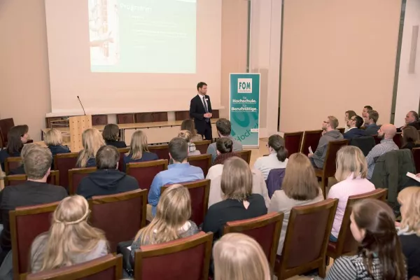 Bild: 50 Studienanfänger starten an der FOM ins Sommersemester
